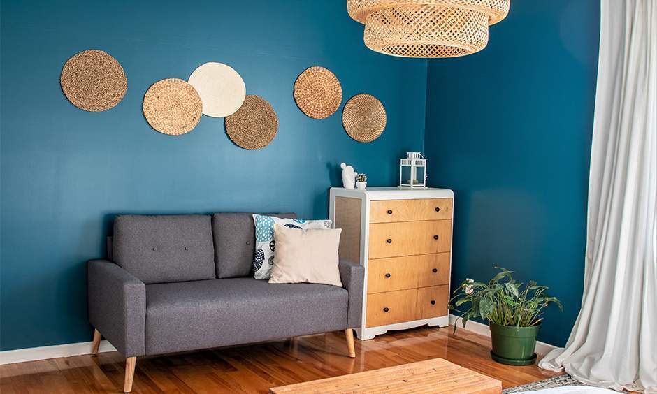 Teal and sand create a balanced drawing room colour according to Vastu, promoting calm and creativity.